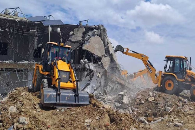 छांगुर बाबा पर बुलडोजर का तीसरा दिन, इतनी मजबूत कोठी कि तोड़ने में आ रहा पसीना