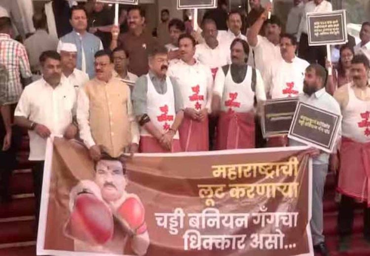 MVA विधायकों का अजीबो-गरीब प्रदर्शन: बनियान-तौलिया पहनकर पहुंचे विधानसभा