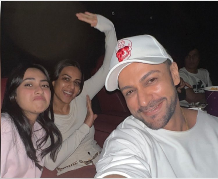 'सेल्फी लेना नहीं आता'... फोटो लेने में कमजोर शालीन भनोट, निया शर्मा ने बढ़ाई हिम्मत