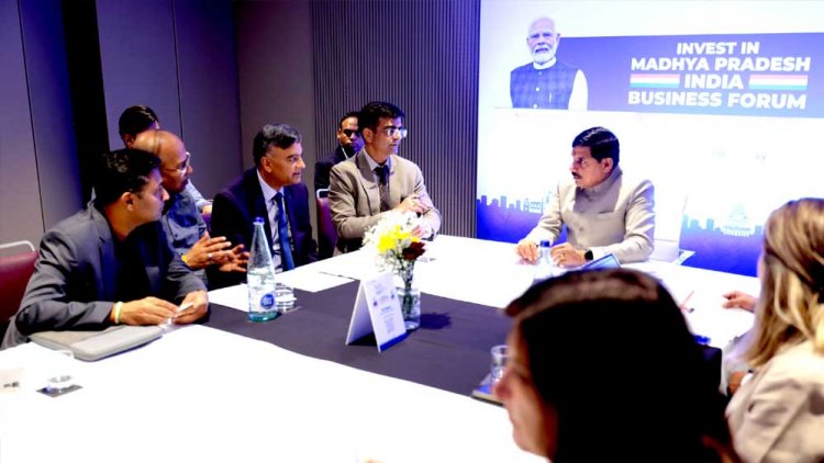 मुख्यमंत्री डॉ. यादव ने बार्सिलोना में टेक्सटाइल मशीनरी कंपनियों के पदाधिकारियों के साथ की राउंड टेबल बैठक