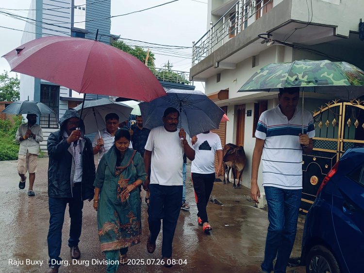 मेयर ने आयुक्त के साथ  आजाद वार्ड का दौरा किया