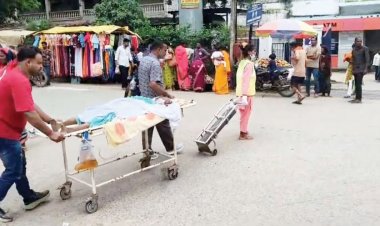ऑक्सीजन लगे मरीज को सडक़ पार कर मुख्य चिकित्सालय भवन ले जाते वीडियो फैला