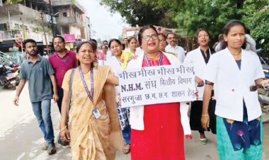 एनएचएम कर्मियों ने सडक़ पर उतर आम नागरिकों से भीख मांगी, चिकित्सक भी रहे हड़ताल पर