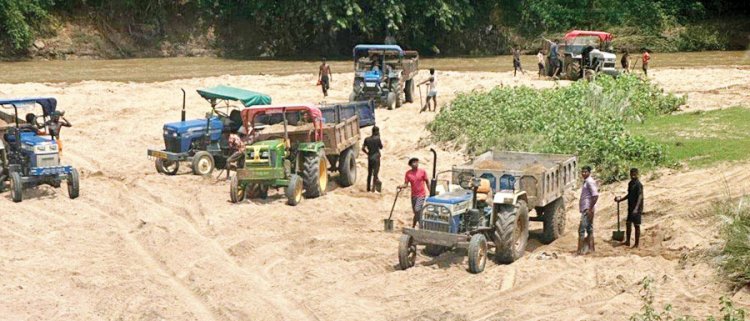 अवैध रेत उत्खनन - परिवहन, 4 ट्रैक्टर-ट्रॉली जब्त