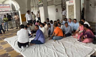 अवैध कब्जा हटाने गई सरकारी टीम पर ही एफआईआर,लेखपालों और नायब तहसीलदारों ने FIR खत्म करने को लेकर दिया धरना