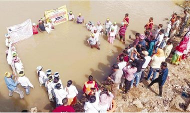 हड़ताली एनएचएम कर्मियों ने किया जल सत्याग्रह