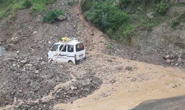 जम्मू-कश्मीर और हिमाचल में बारिश का कहर: राजौरी में भूस्खलन, मंडी में बहे वाहन