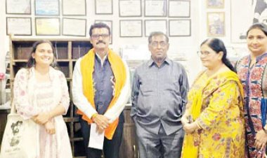 चित्रकला प्रदर्शनी में बस्तर आर्ट कोटी व टोपी पहनाकर महापौर का  स्वागत