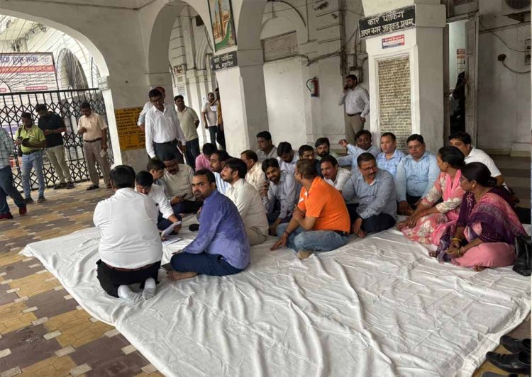 अवैध कब्जा हटाने गई सरकारी टीम पर ही एफआईआर,लेखपालों और नायब तहसीलदारों ने FIR खत्म करने को लेकर दिया धरना