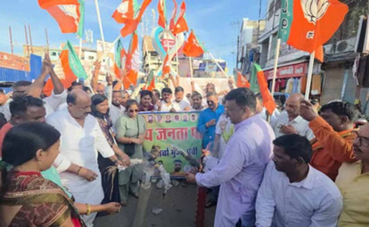 राहुल-तेजस्वी का पुतला दहन: ओबीसी मोर्चा और बीजेपी कार्यकर्ताओं ने किया जोरदार प्रदर्शन