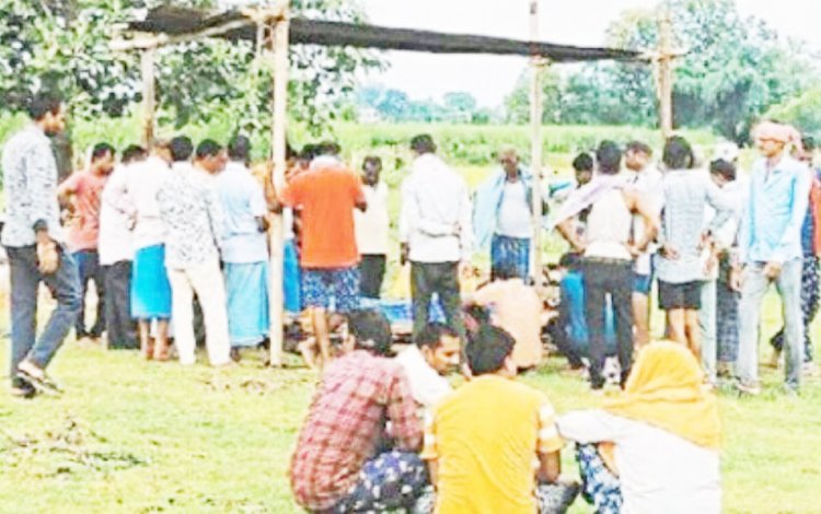 टीन का शेड लगा भाजपा नेता का अंतिम संस्कार