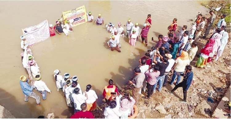 हड़ताली एनएचएम कर्मियों ने किया जल सत्याग्रह