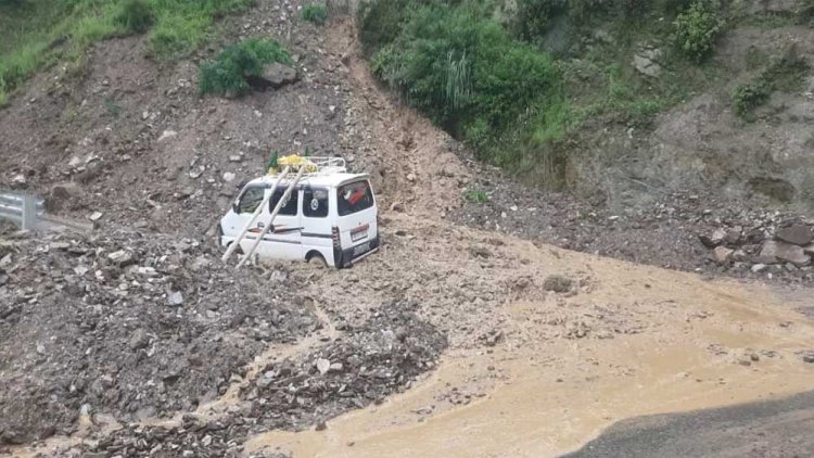 जम्मू-कश्मीर और हिमाचल में बारिश का कहर: राजौरी में भूस्खलन, मंडी में बहे वाहन