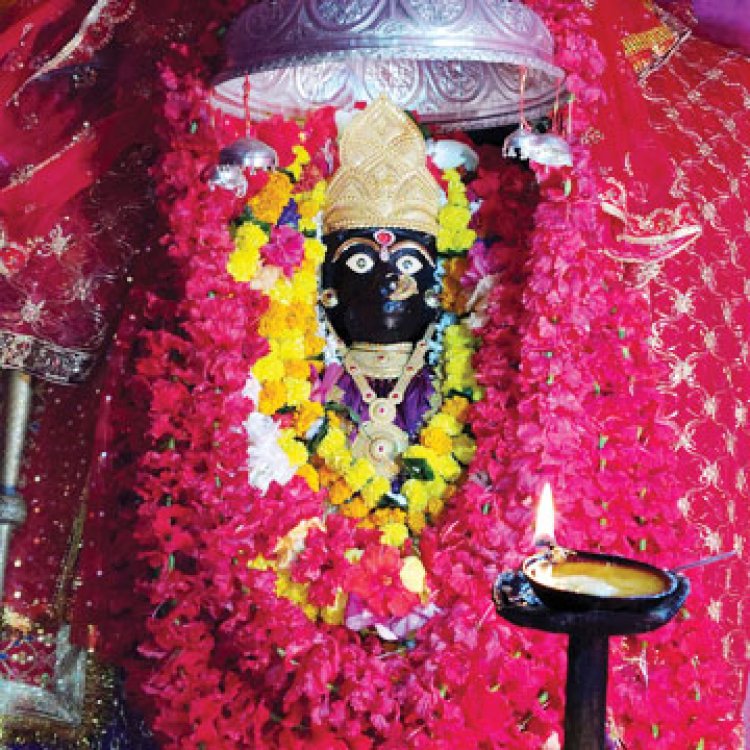 नवरात्र:  दंतेश्वरी मंदिर में भक्तों का सैलाब