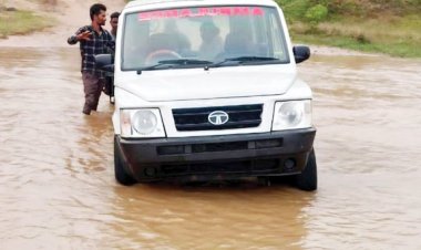 सर्पदंश पीडि़ता को ला रही एंबुलेंस नाले में फंसी