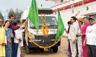 नई रोड स्वीपिंग मशीन का शुभारंभ, जनप्रतिनिधियों ने की मशीन की पूजा