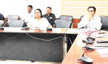 कलेक्टर ने छठ पर्व, पीएम आवास एवं राज्योत्सव के संबंध में ली अफसरों की बैठक