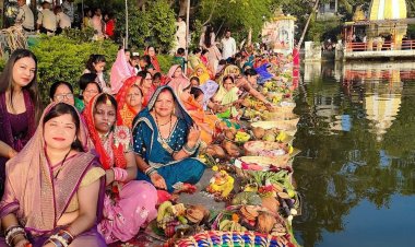 लोक आस्‍था के पर्व छठ पर महिलाओं ने अस्‍ताचलगामी सूर्य को दिया अर्घ्‍य, आमातालाब छठ घाट पर उमड़े श्रद्धालु