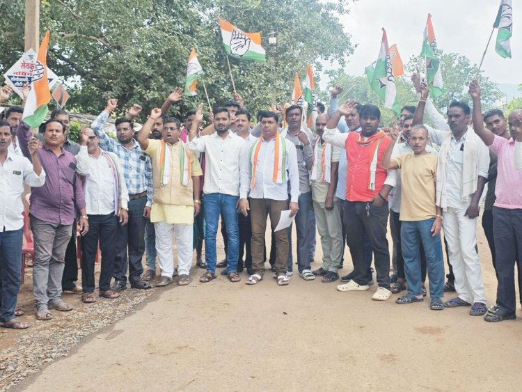 कांग्रेस ने विद्युत कार्यालय घेरा