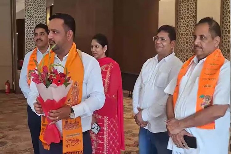 अयोध्या पहुंचे वेलिंगबोरो के मेयर राज मिश्रा, यूपी में ₹2500 करोड़ निवेश का ऐलान