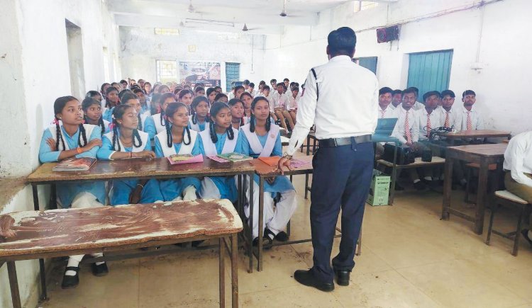 सार्वजनिक स्थानों पर बैनर-पोस्टर लगाकर जनजागरूकता का संदेश