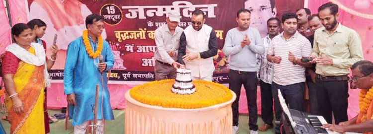 धूमधाम से मना डॉ. रमन सिंह का जन्मदिन, बुजुर्गों का सम्मान