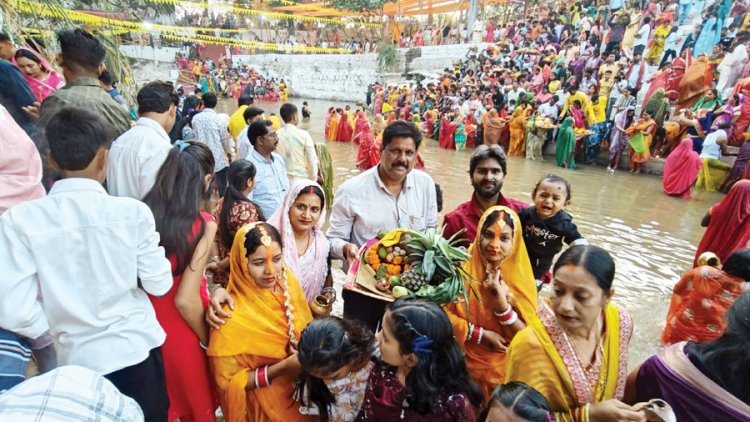 अस्ताचलगामी सूर्य को हजारों छठ व्रतियों ने दिया अघ्र्य, परिवार की सुख-समृद्धि का मांगा आशीर्वाद