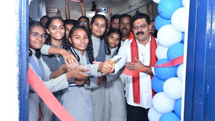 रायपुर : बच्चों के संग विद्यार्थी बने उपमुख्यमंत्री  विजय शर्मा