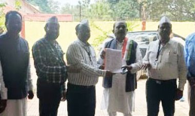 मांगों को लेकर सहकारी समिति कर्मचारी संघ ने बस्तर विधायक को सौंपा ज्ञापन