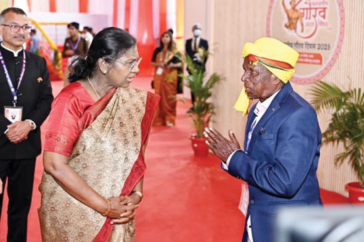 बसन्त पण्डो से मिलकर जाना कुशलक्षेम, शॉल भेंट कर किया सम्मान