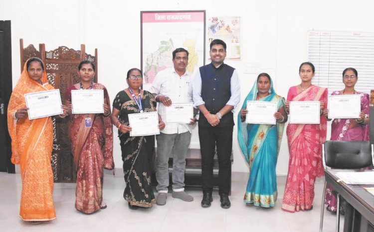 कलेक्टर ने उत्कृष्ट कार्य करने वाले 7 बीएलओ को प्रशस्ति पत्र देकर किया सम्मानित