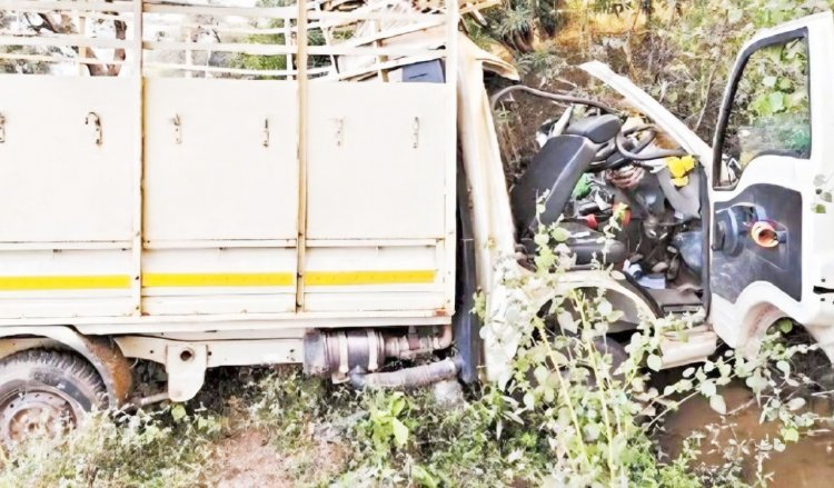 मालवाहक की टक्कर 3 की मौत, दो घायल