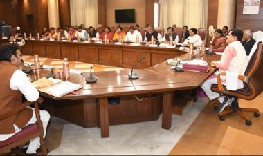 मुख्यमंत्री डॉ मोहन यादव की अध्यक्षता में मन्त्रि-परिषद की बैठक  विधानसभा स्थित समिति कक्ष में वंदे मातरम के सामूहिक गान के साथ आरंभ हुई।