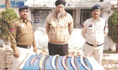 अवैध रूप से तलवारें रख कर बेचने वाला आरोपी गिरफ्तार