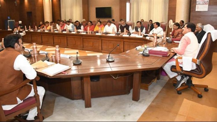 मुख्यमंत्री डॉ मोहन यादव की अध्यक्षता में मन्त्रि-परिषद की बैठक  विधानसभा स्थित समिति कक्ष में वंदे मातरम के सामूहिक गान के साथ आरंभ हुई।