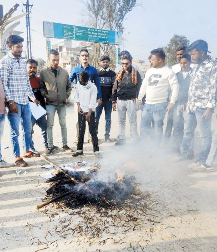बांग्लादेश में हिंदुओं पर अत्याचार के विरोध में विहिप-बजरंग दल का प्रदर्शन, पुतला फूंका