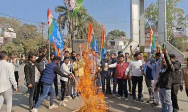 एनएसयूआई ने मोदी-योगी का पुतला फूंका