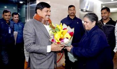 मुख्यमंत्री डॉ. मोहन यादव का  वर्ल्ड इकोनॉमिक फोरम दावोस से स्वदेश लौटने पर दिल्ली एयरपोर्ट पर  मध्यप्रदेश भवन के अधिकारियों ने पुष्प-गुच्छ भेंटकर स्वागत किया।