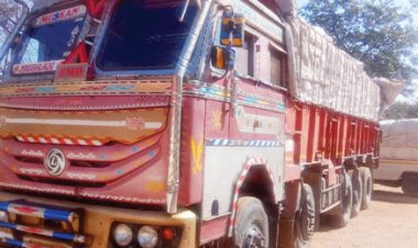 आधी रात अवैध कबाड़  लदा ट्रक पकड़ाया