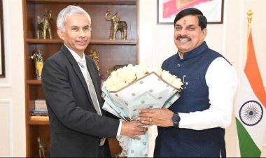 मुख्यमंत्री डॉ. मोहन यादव को मुख्य सचिव श्री अनुराग जैन ने समत्व भवन (मुख्यमंत्री निवास) में वर्ल्ड इकोनॉमिक फोरम की सफल यात्रा के लिए पुष्प-गुच्छ भेंट कर बधाई दी।