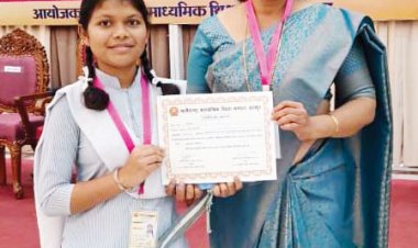 राज्यपाल-सीएम ने मेधावी रमशीला को किया सम्मानित