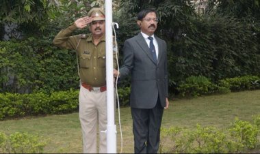 राज्य निर्वाचन आयुक्त श्री श्रीवास्तव ने झंडा फहराया