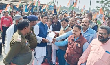 कांग्रेस ने किया नेशनल हाईवे जाम, सांकेतिक धरना देकर किया प्रदर्शन