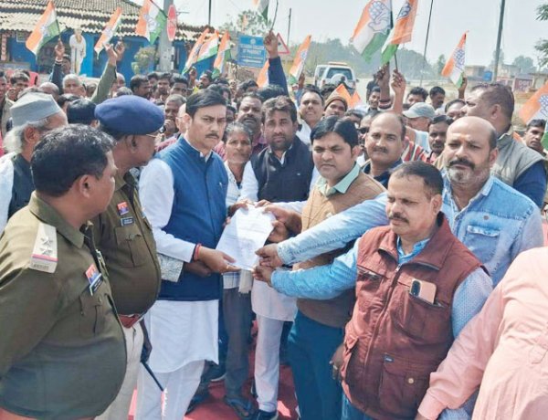 कांग्रेस ने किया नेशनल हाईवे जाम, सांकेतिक धरना देकर किया प्रदर्शन