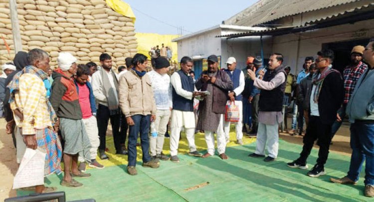 धान खरीदी में अव्यवस्था, फूटा किसानों का गुस्सा, धरना-प्रदर्शन