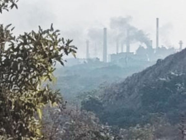 जिंदल स्टील एंड पॉवर पतरापाली में उड़ रहा काला धुआं