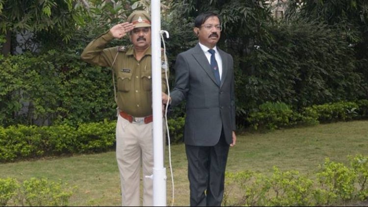 राज्य निर्वाचन आयुक्त श्री श्रीवास्तव ने झंडा फहराया