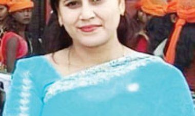 लकड़ी तस्करी में लगे ट्रैक्टर-ट्रॉली की चपेट में शिक्षिका की मौत, बेटा गंभीर