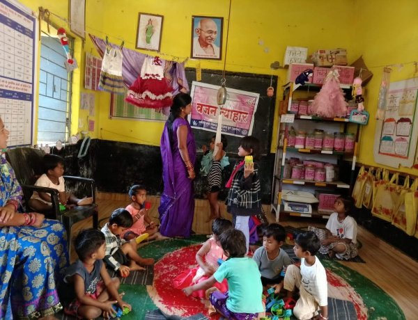 आंगनबाड़ी में टीकाकरण व स्वास्थ्य देखभाल की दी जानकारी