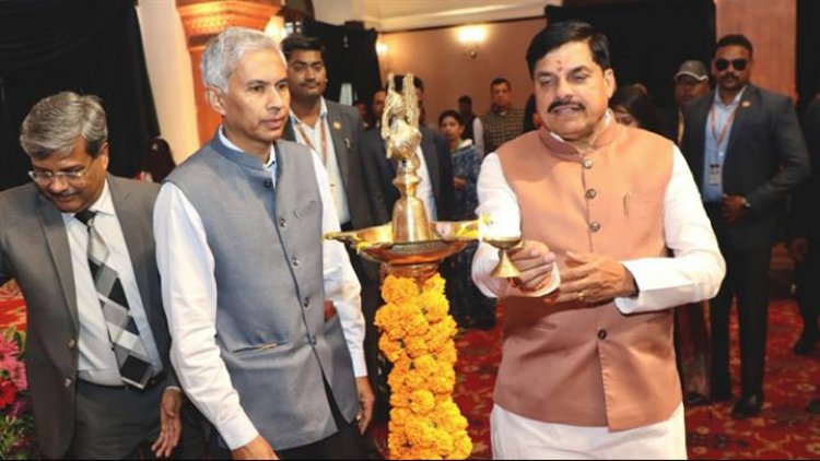 मुख्यमंत्री डॉ. मोहन यादव ने जनगणना-2027 के प्रथम चरण के लिए आयोजित राज्य स्तरीय  प्रशिक्षण कार्यक्रम का कुशाभाऊ ठाकरे सभागार में दीप प्रज्ज्वलित कर शुभारंभ किया।